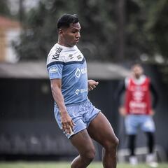 Alfredo Morelos acepta reducción salarial y continúa en Santos