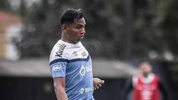 Alfredo Morelos durante un entrenamiento de Santos.