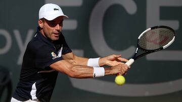 Roberto Bautista devuelve una bola ante Nikoloz Basilashvili durante su partido de primera ronda en el Torneo de Hamburgo.