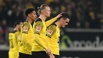 STUTTGART, GERMANY - APRIL 08: Erling Haaland consoles Giovanni Reyna of Dortmund who walks off the picth very soon after the start during the Bundesliga match between VfB Stuttgart and Borussia Dortmund at Mercedes-Benz Arena on April 08, 2022 in Stuttgart, Germany. (Photo by Matthias Hangst/Getty Images)