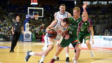 GRAF2359. MÁLAGA, 10/03/2019.- El escolta argentino del Delteco GBC, Fede Van Lacke (i) intenta superar al escolta finlandés del Unicaja de Málaga Sasu Salin durante el partido de Liga Endesa que se disputa esta tarde en el Palacio de los Deportes “José María Martín Carpena”. EFE/Daniel Pérez