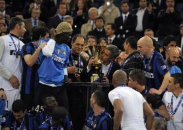 Mourinho con la Copa de Italia ganada por el Inter de Milán el 5 de Mayo de 2010.