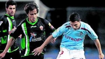 <b>EL HÉROE DEL CELTA. </b>Roberto Lago lucha con Trejo por un balón. El futbolista de Vigo abrió el marcador con un zapatazo lejano.