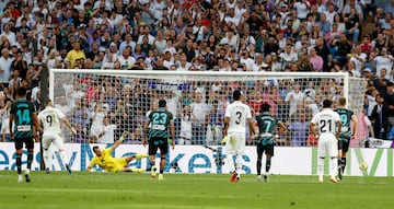 El delantero del Real Madrid firma su hat-trick al transformar el penalti contra el Almería. 