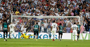 El delantero del Real Madrid firma su hat-trick al transformar el penalti contra el Almería. 