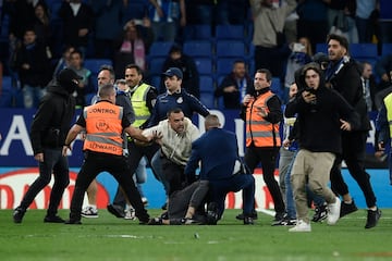Invasión de campo de los seguidores del Espanyol cuando los jugadores del Barcelona celebraban el campeonato liguero.