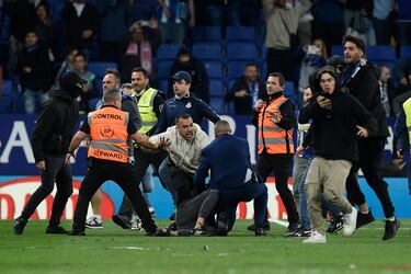 Invasión de campo de los seguidores del Espanyol cuando los jugadores del Barcelona celebraban el campeonato liguero.