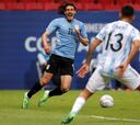 Así revisó el VAR la caída en el área de Cavani ante Argentina