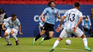 Así revisó el VAR la caída en el área de Cavani ante Argentina