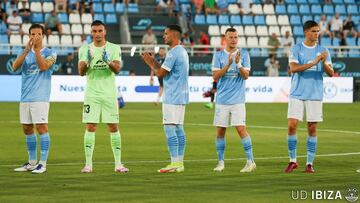 Imagen de los jugadores del Ibiza saludando a sus aficionados.