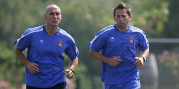 Manolo González, en un entrenamiento junto a Raúl Tamudo.