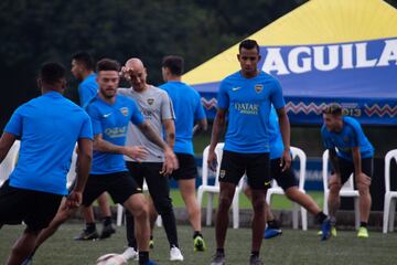 El equipo argentino hizo un trabajo regenerativo en la cancha principal de la Federación Colombia de Fútbol. Villa y Fabra, los dos colombianos presentes. 