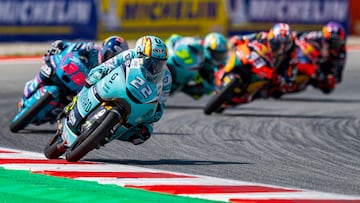 David Almansa tirando del pelotón de Moto3.