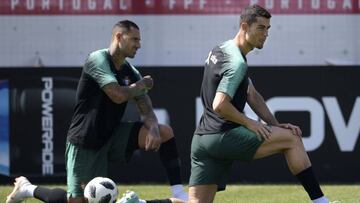 Portugal&#039;s forwards Ricardo Quaresma (L) and Cristiano Ronaldo attend a training session at the team&#039;s base camp in Kratovo on June 27, 2018 ahead of their Russia 2018 World Cup football match against Uruguay in Sochi on June 30. / AFP PHOTO / JUAN MABROMATA