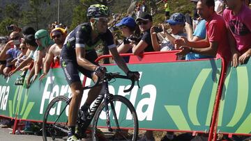 El ciclista murciano del equipo Movistar, Rubén Fernández, en plena ascensión al Mirador de Ézaro.