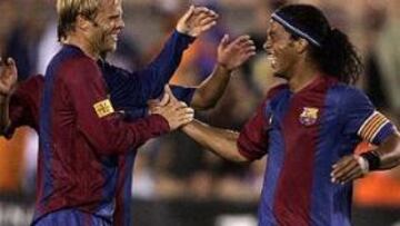 <b>NUEVA TEMPORADA.</b> Ronaldinho mantedrá su número '10' y Gudjohnsen ha heredado el '7' del sueco Larsson.