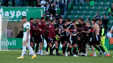 El cuadro albinegro se llevó una gran alegría en el Martínez Valero.