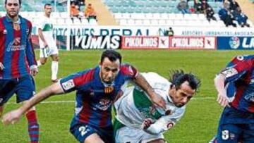 <b>LUCHA. </b>Ángel y Santos pelean por un balón ante la mirada de Pallardó e Iborra.