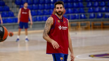 El jugador espa?ol Ricky Rubio ha anunciado que se encuentra en la fase final de recuperaci¨®n de sus problemas de salud mental y ha pedido permiso al FC Barcelona para entrenar con la secci¨®n de baloncesto.