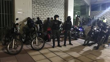 El lado B: bolivianos quisieron apedrear el bus de la Roja y el "round" de Medel con Cortés