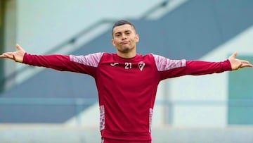 Yanis Rahmani, en un entrenamiento con el Eibar.