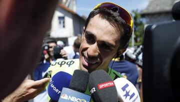 Alberto Contador atiende a la prensa antes de una etapa en el Tour de Francia.