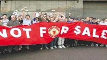 <b>SIGUEN LAS PROTESTAS. </b>La afición del Manchester United continúa manifestándose contra Glazer.