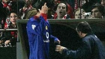 <b> MAL PERDER. </b> El joven jugador del Manchester no supo encajar la eliminación del United e hizo un feo gesto hacia la grada.