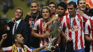 MONACO - AUGUST 27: Diego Forlan of Atletico Madrid hugs the Super Cup after his sides 2-0 victory during the UEFA Super Cup match between Inter Milan and Atletico Madrid at Louis II Stadium on August 27, 2010 in Monaco, Monaco. (Photo by Michael Steele/Getty Images) ALEGRIA CELEBRACION TROFEO SUPERCOPA DE EUROPA
PUBLICADA 29/08/10 NA MA15 3COL
PUBLICADA 31/08/10 NA MA14 2COL