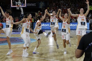 Las jugadoras españolas celebran su medalla de bronce tras ganar a Bélgica  67-60.