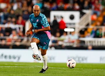 Marcos Senna en el equipo de leyendas de la AFE durante el partido.