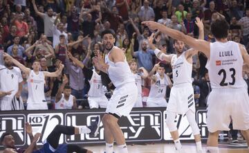 Gustavo Ayón lucha un balón con Adam Hanga y el conjunto blanco recupera el balon a 10,6 segundos del final. Los árbitros revisaron la jugada.