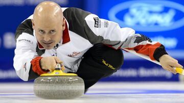 El skip canadiense Kevin Koe en acci&oacute;n durante el partido contra Dinamarca en el Campeonato del Mundo celebrado en Basilea.