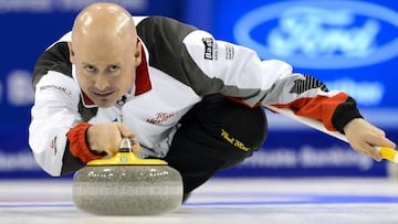 El skip canadiense Kevin Koe en acci&oacute;n durante el partido contra Dinamarca en el Campeonato del Mundo celebrado en Basilea.