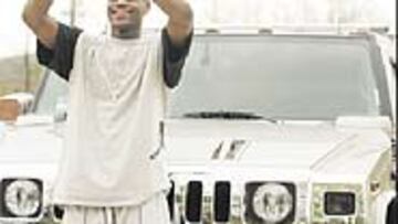 <b>REGALO DE MAMÁ.</b> LeBron conduce un Hummer de 50.000 dólares.