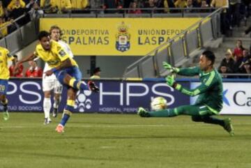 Keylor Navas intenta detener el lanzamiento de Willian José.
