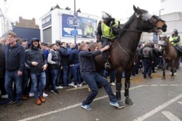 Pelea entre los seguidores del Tottenham y el Millwall