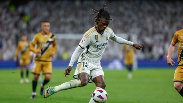 El centrocampista francés del Real Madrid Eduardo Camavinga controla el balón durante el encuentro correspondiente a la jornada 12 de LaLiga que Real Madrid y Rayo Vallecano disputan este domingo en el Santiago Bernabéu.