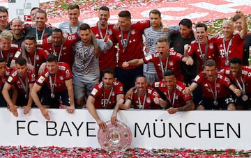 Con trofeo y cerveza en mano Bayern y James celebran el título