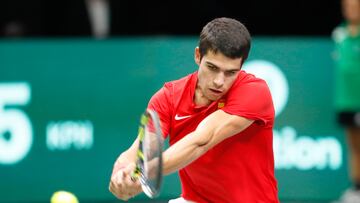 El tenista español Carlos Alcaraz devuelve una bola durante su partido ante Soonwoo Kwon en la eliminatoria de la fase de grupos de Copa Davis entre España y Corea del Sur.