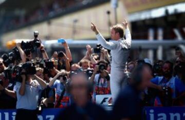 El piloto alemán Nico Rosberg, del equipo Mercedes AGM Petronas, celebra su victoria en el Gran Premio de España de Fórmula Uno 