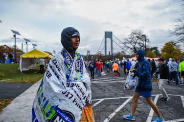 Los corredores esperan el comienzo de la Maratón tras pasar la zona de seguridad. 