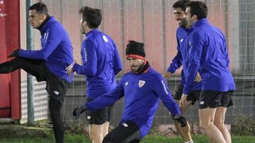 I&ntilde;igo Mart&iacute;nez golpea un bal&oacute;n esta tarde en Lezama.