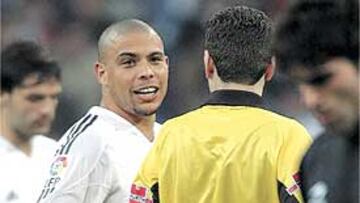 <b>'O REI'. </b>Ronaldo sonríe a Lizondo Cortés después de que señalara el penalti.
