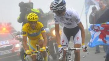 <b>IMPOTENTE. </b> Andy Schleck lo intentó todo para descolgar a Contador.