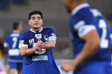 ROM01. ROMA (ITALIA), 12/10/2016.- La leyenda del fútbol argentino Diego Armando Maradona, participa durante un partido de beneficencia 'Partido de la Paz- Unidos por la Paz' hoy, miércoles 12 de octubre de 2016, que es promovido por la fundación Escuelas del Encuentro, una organización impulsada por el papa Francisco, en el estadio Olímpico en Roma (Italia). 