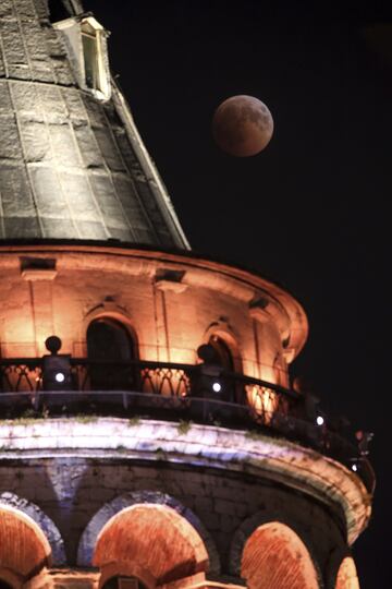 Imagen del eclipse lunar con luna de sangre 2018 sobre la Torre de Gálate de Estambul, Turquía. 

