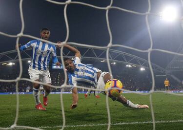 Huddersfield Town venció sobre la hora a los Wolves de Jiménez