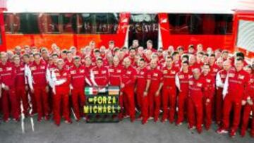 APOYO DE LA 'SCUDERIA'. Los integrantes de Ferrari se unieron para mandar ánimos a Schumacher.