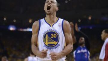 Stephen Curry lo celebra.